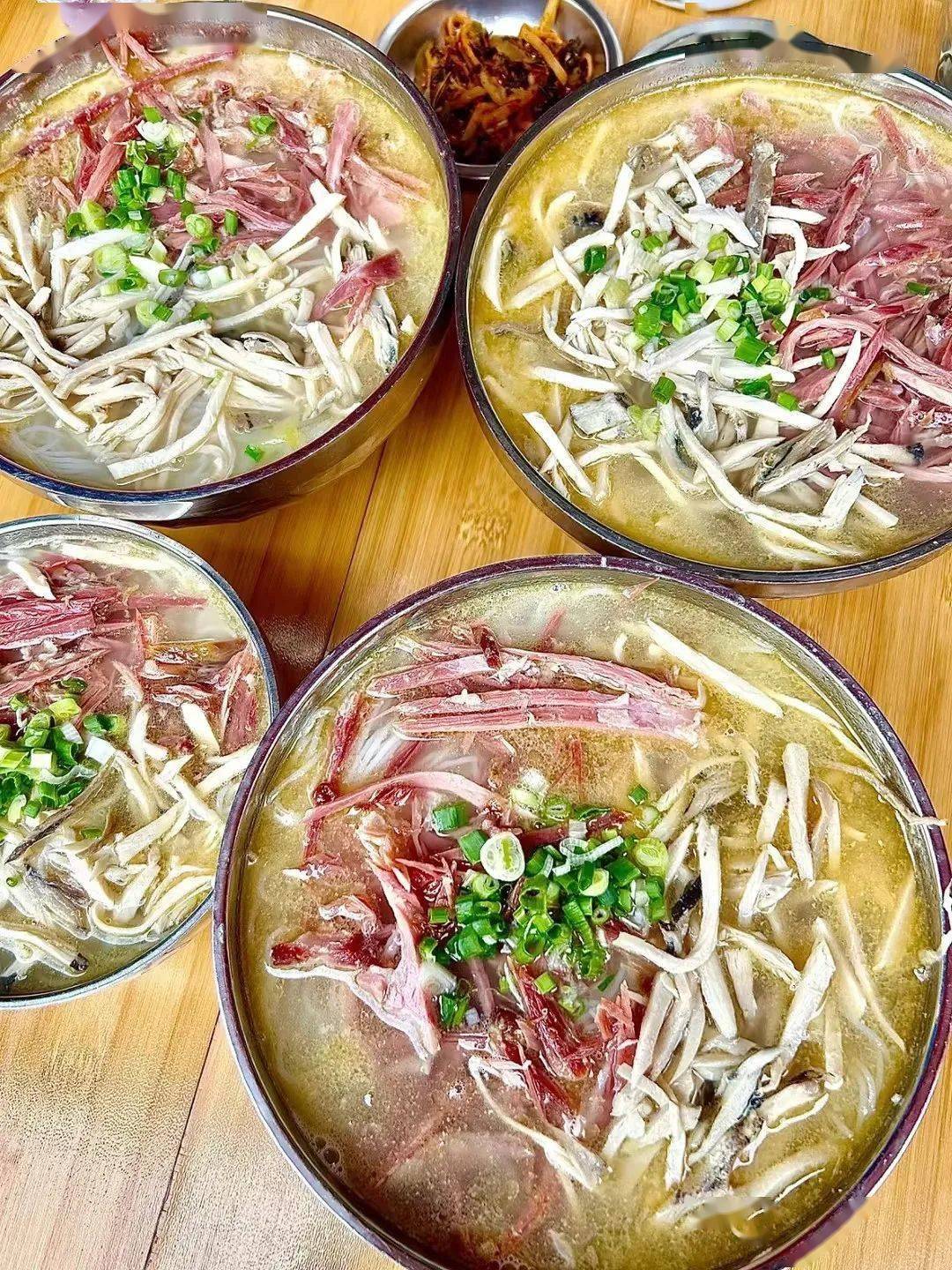 再加上鸡肉丝和火腿丝白菜片粉丝灯配菜一起熬煮