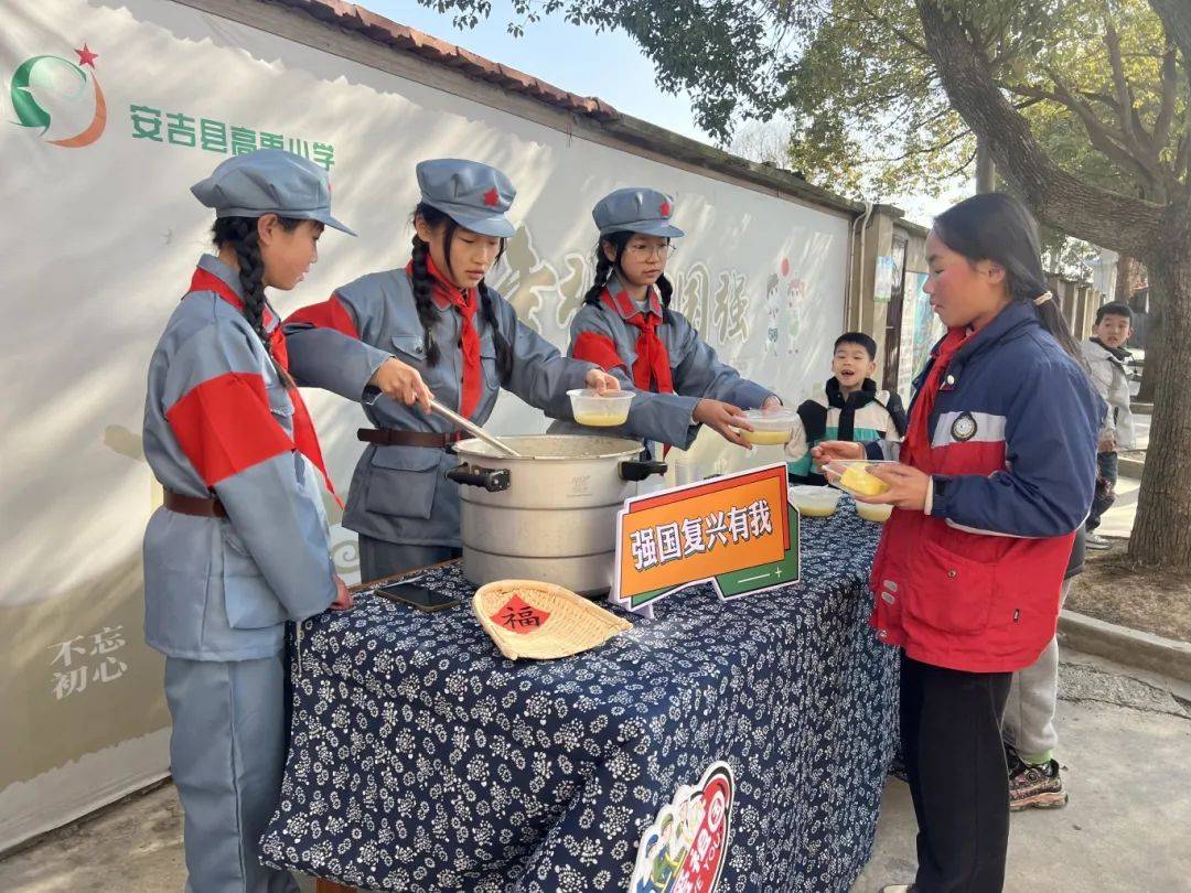 学校组织学生们品尝红军窝窝头,忆苦思甜饭,让大家一起记住过去的