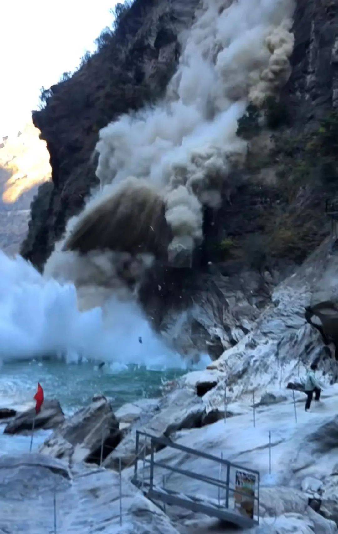 云南虎跳峡景区网红打卡点突发山体滑坡？景区回应