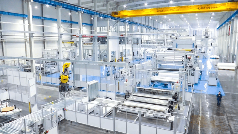 【新质新造·乌鲁木齐篇】新疆首个纺熔非织造布项目生产线启用 首批出口新产品下线