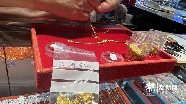 金价创下14年来最大年度涨幅 购金年轻人收获第一笔“年终奖” 金价创下14年来最大年度涨幅 购金年轻人收获第一笔“年终奖”