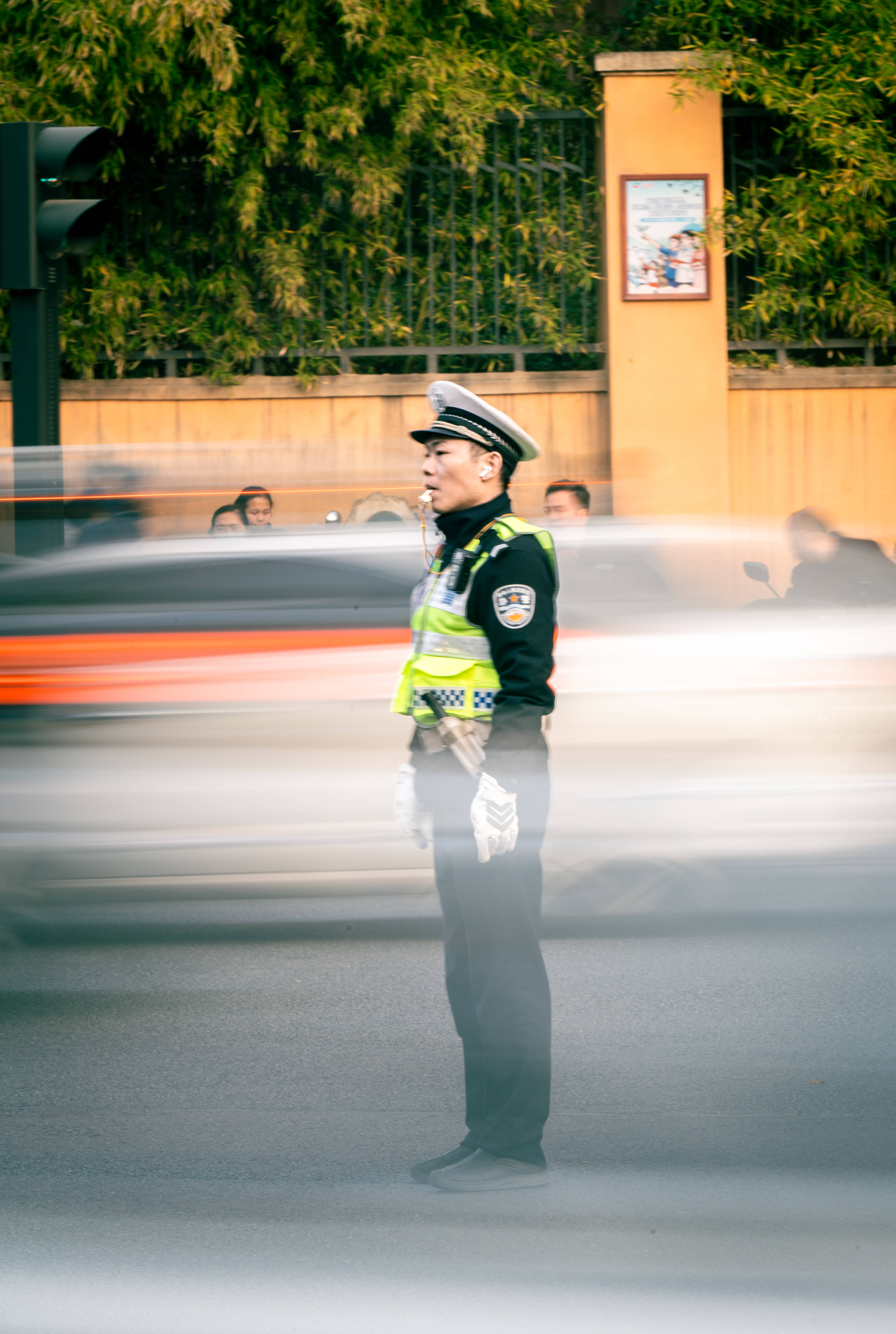 “原来你这么棒啊！”长沙协警执完勤被妻子宠溺“摸脸杀”，摄影师拍下幸福一刻