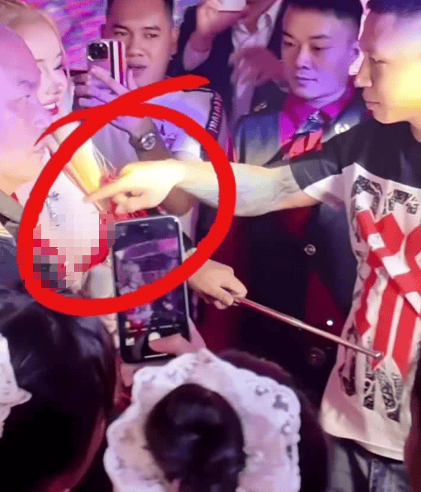 性感女dj演出遭陌生猥琐男袭胸,当场脸色大变!