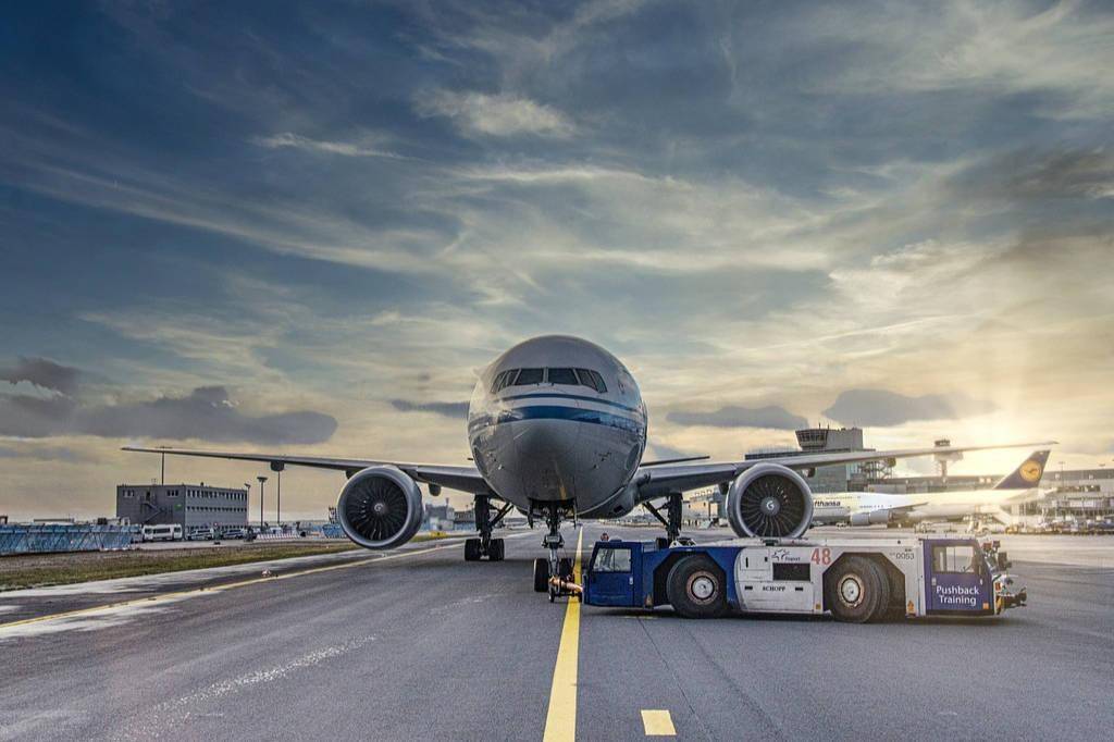 上市航司12月旅客周转量均实现双位数增长 2024年民航业扭亏为盈