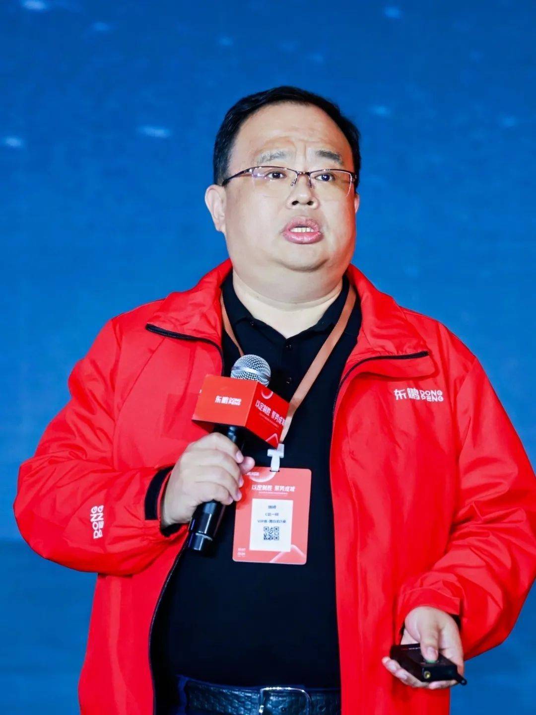 瓷砖营销中心总助兼零售市场中心负责人胡曲工程市场中心总经理姚峰