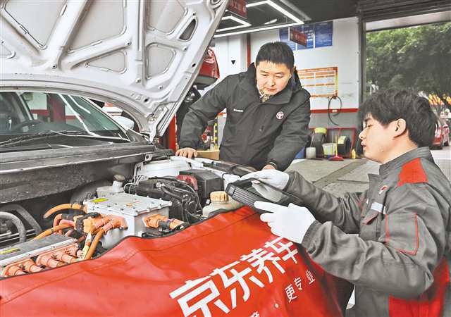 修了20多年燃油车 老汽修人抢先“油改电”