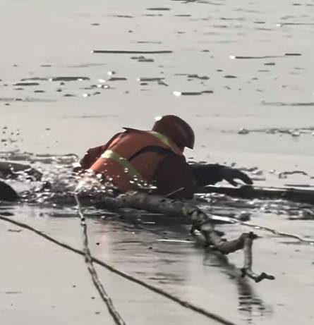 天津一大爷冰钓坠冰窟被冻僵 消防员跳进冰窟托举 民警和热心群众合力救人