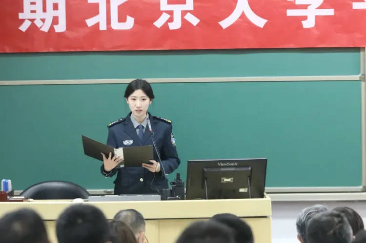 考研失败后，她选择来北大做保安