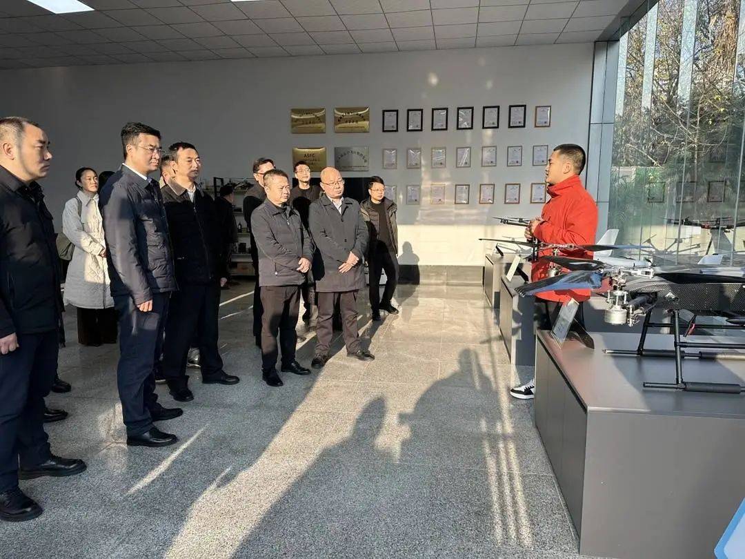 洪雅县首例无人机快递进村首飞成功