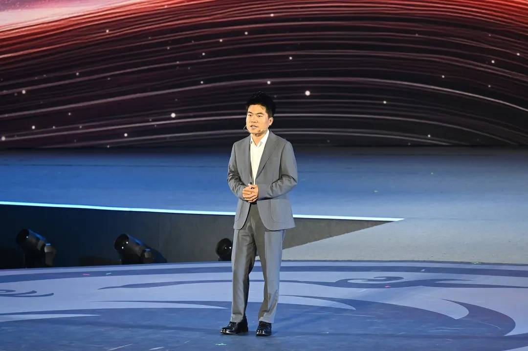 董宇辉回应“一年狂赚28亿” 董宇辉回应“一年狂赚28亿”