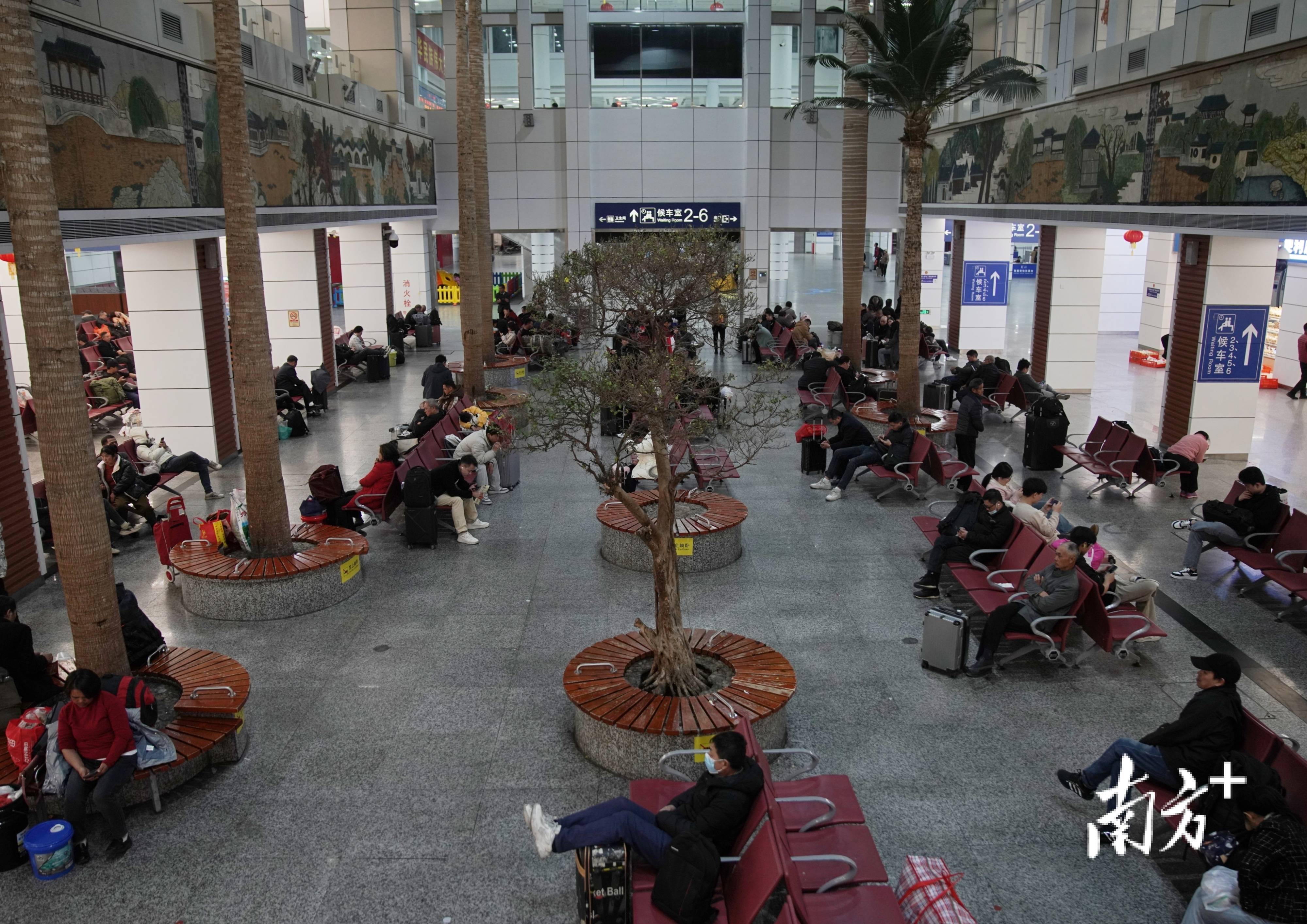 “过完年回来继续赚钱！”2025年广东春运首趟列车今日凌晨发出