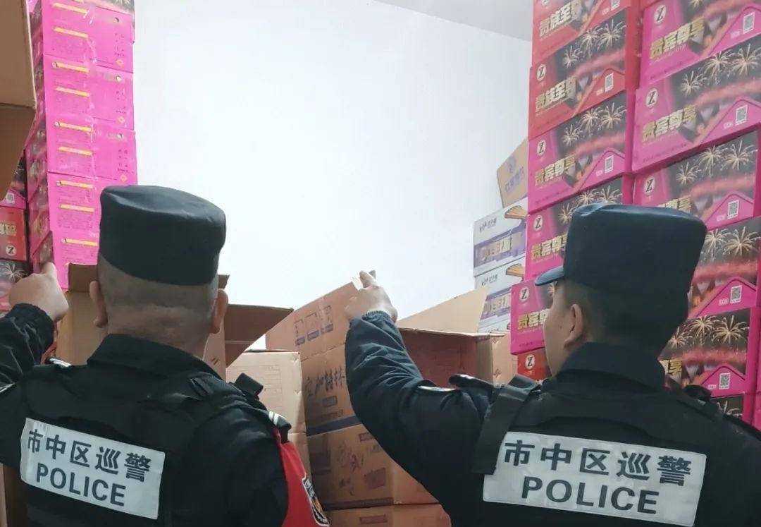 好险！乐山一村民家中两层楼非法储存1500余件烟花爆竹，警方介入