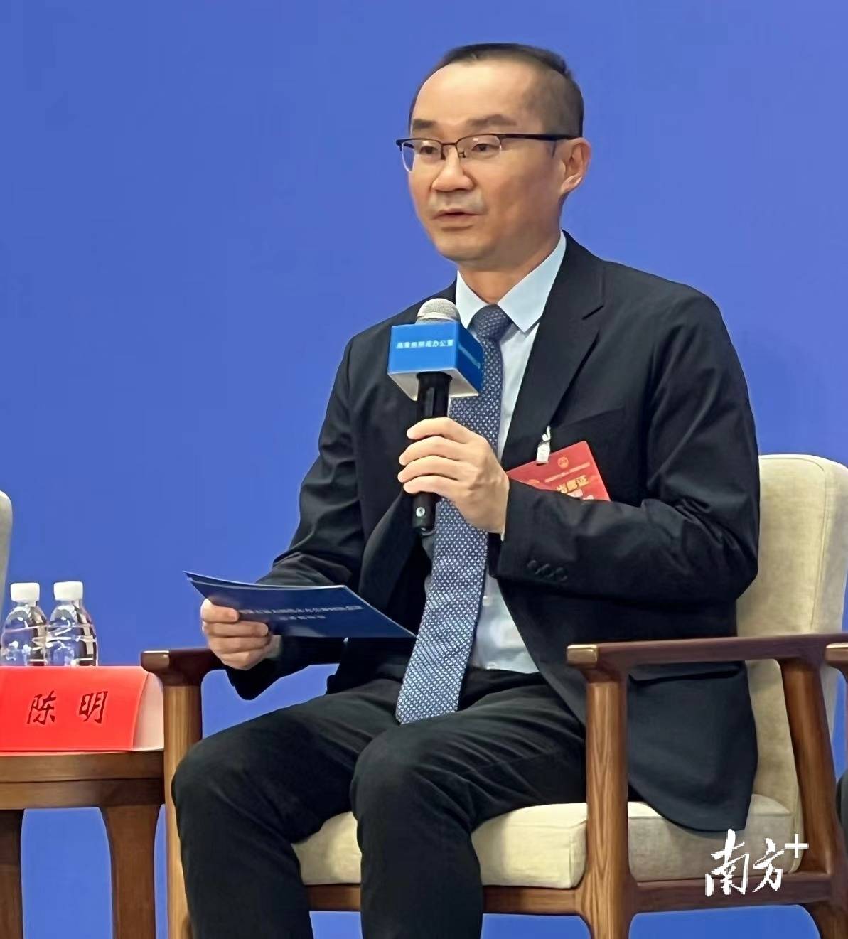 海南省人大代表儋州市委常委常务副市长陈明在记者招待会上接受南方
