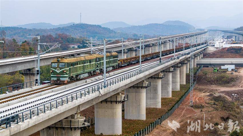 沿江高铁武汉至宜昌段铺轨完成 冲刺年内通车_建设_线路_工程