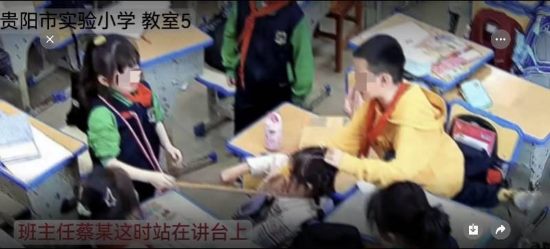 8歲女生教室內(nèi)遭多名同學(xué)欺凌毆打，班主任在講臺低頭改作業(yè)