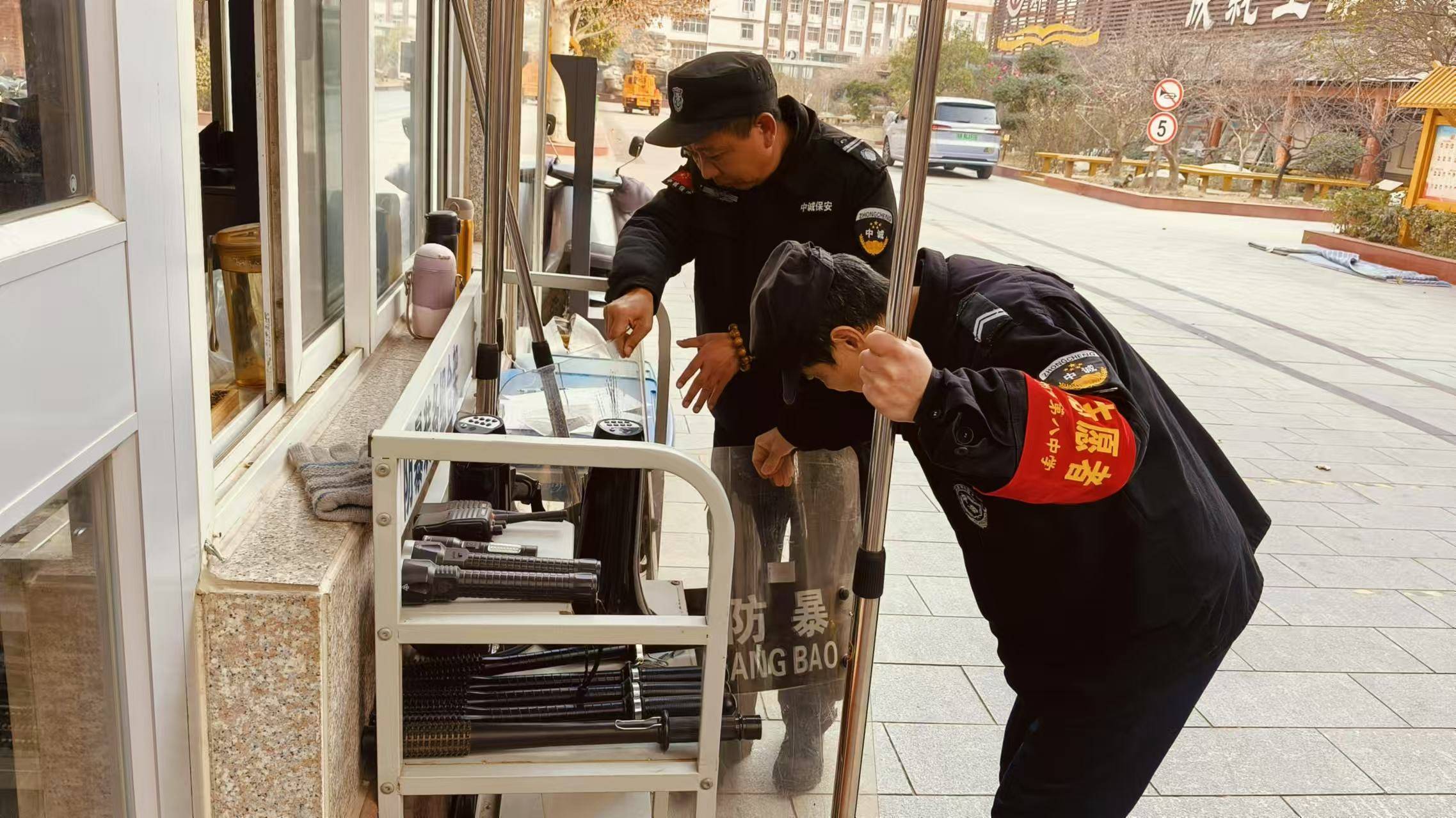 筑牢校园安全防线 郑州八中开展安保人员岗位培训