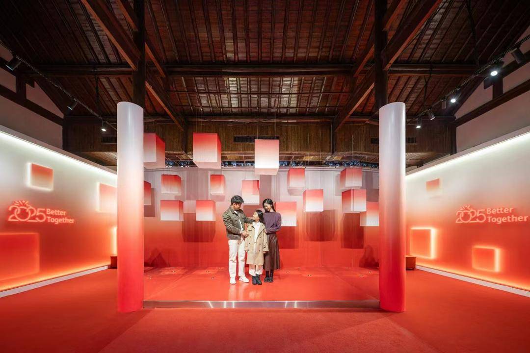 华为新年照相馆落地南京云章公所 解锁蛇年新春全家福 华为新年照相馆落地南京云章公所 解锁蛇年新春全家福