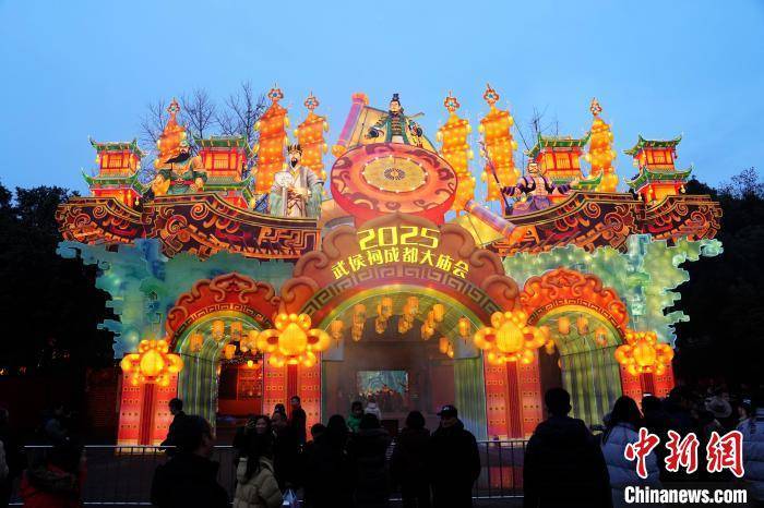 新春见闻）2025成都大庙会主题灯展试灯(图7)