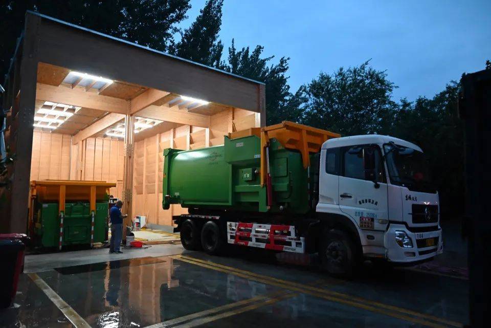 "木构垃圾站" / 园里建筑