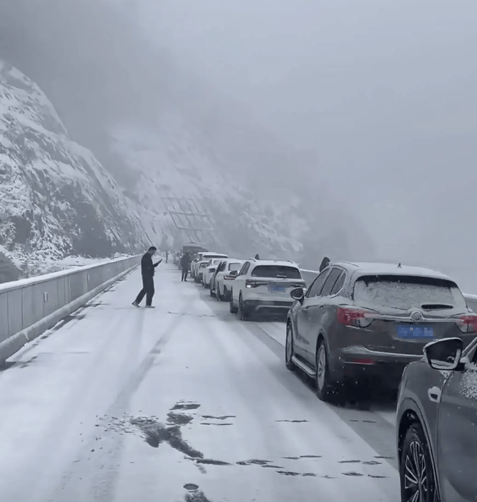 知名景区突降大雪，几千人被堵！最新进展来了