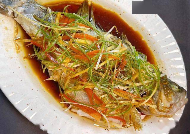 春节必备美食：砂锅盐焗鸡、清蒸鲈鱼与酱牛肉的烹饪秘籍，探寻年夜饭佳肴：砂锅盐焗鸡、清蒸鲈鱼、酱牛肉的做法