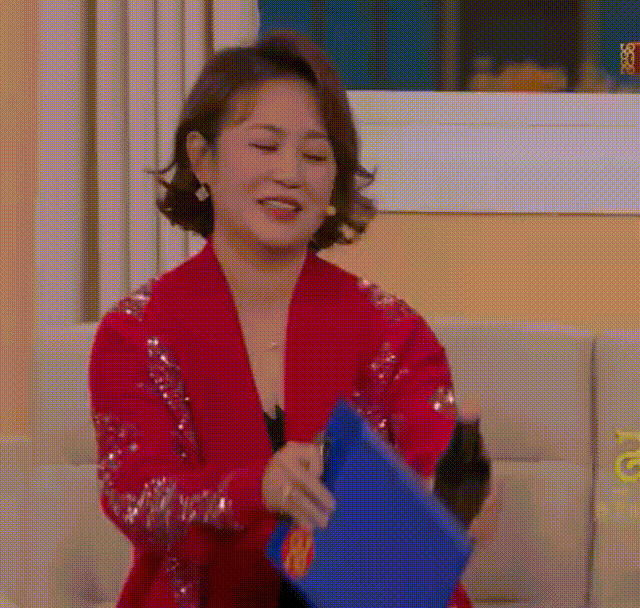 沈腾马丽小品没演完？导演组回应！会扭秧歌转手绢的机器人什么来头？更多揭秘→