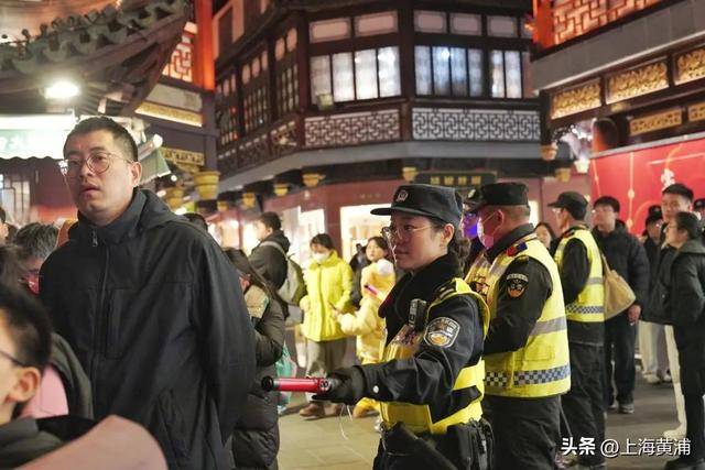 你敢信，这是昨晚的外滩！除了市民游客，还有这群人……