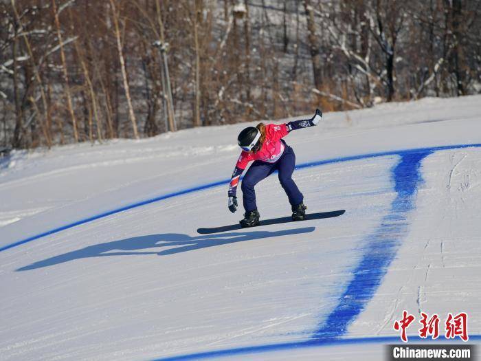 皇冠体育下载国际雪联单板滑雪障碍追逐世界杯北大湖站开赛(图2)