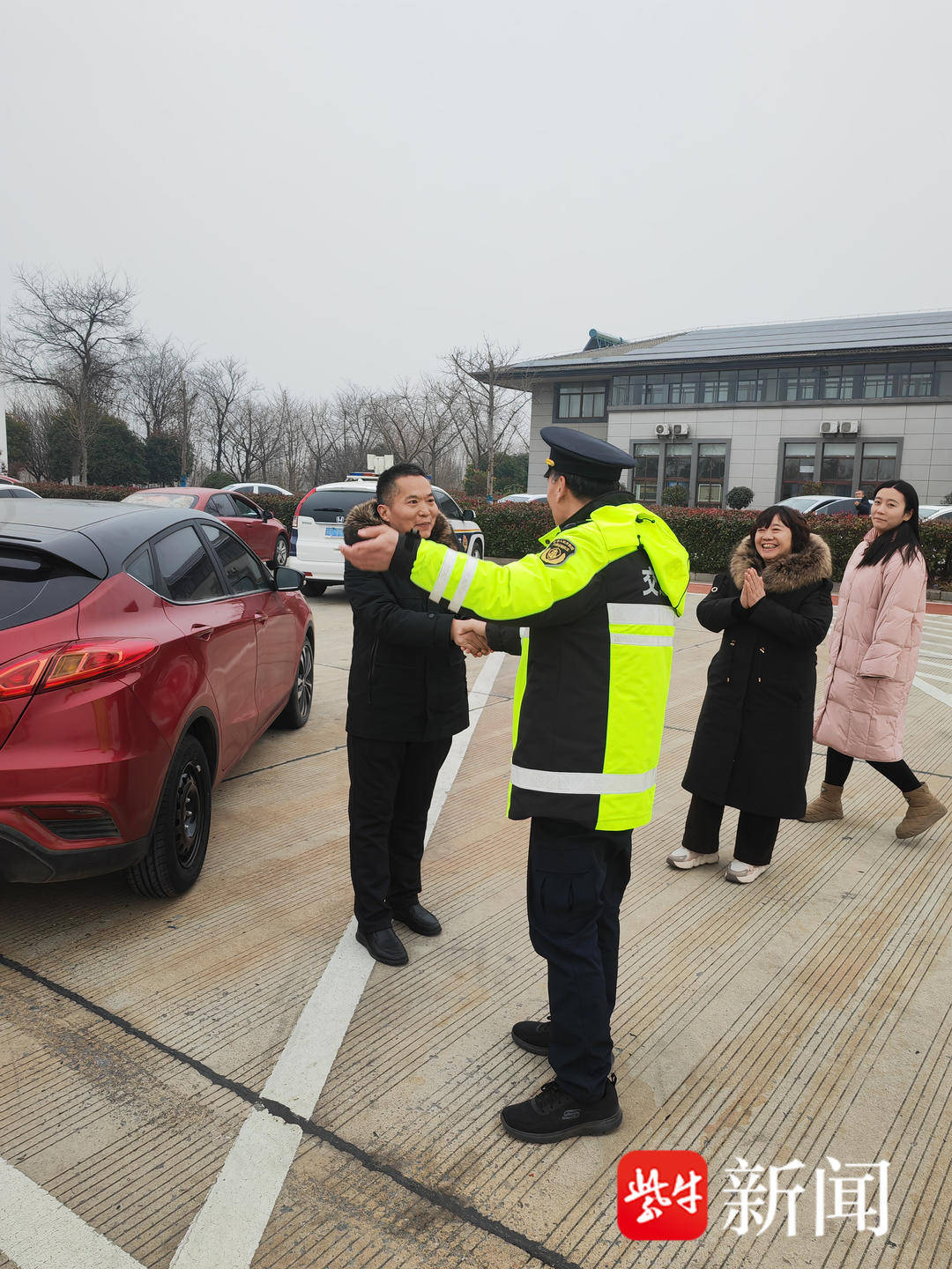 ob体育官网返程路上车胎漏气执法人员热心当起“修车师傅”(图2)