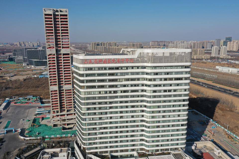航拍济南西部的山东省肿瘤医院质子中心,启用以来已服务千余患者