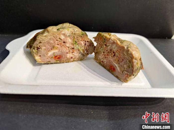 雷火竞技新春走基层）宠物年夜饭热销 专家：“宠物+”跨界融合迎新机(图2)