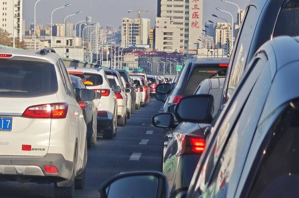 濟(jì)南返城大軍滾滾來(lái)，市區(qū)主干道和立交橋車流大增開(kāi)始堵了