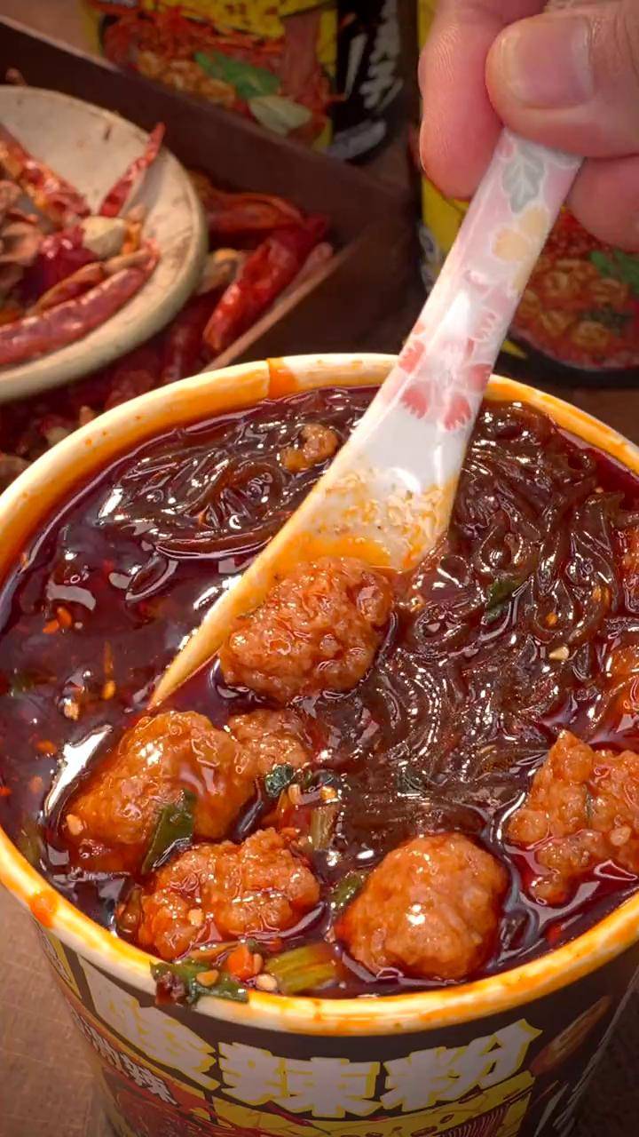 居然有丸子,酸辣粉也太卷了吧.速食美食 酸辣粉 嗦粉