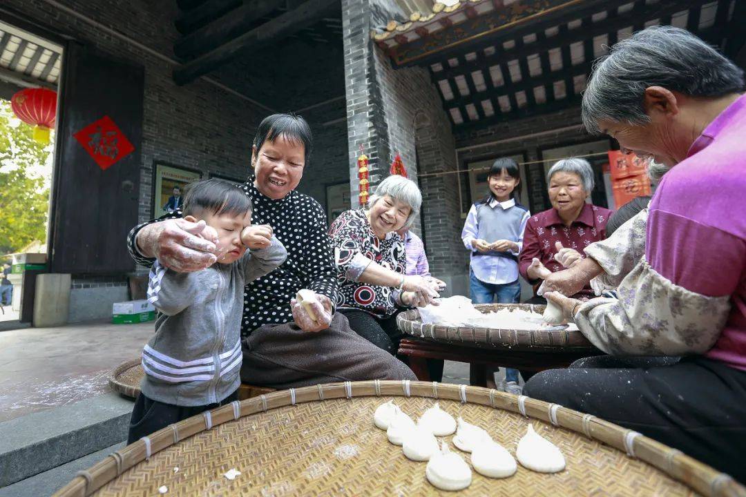 图片[4]-父母过年硬塞的土味零食，被同事抢着吃 -华闻时空