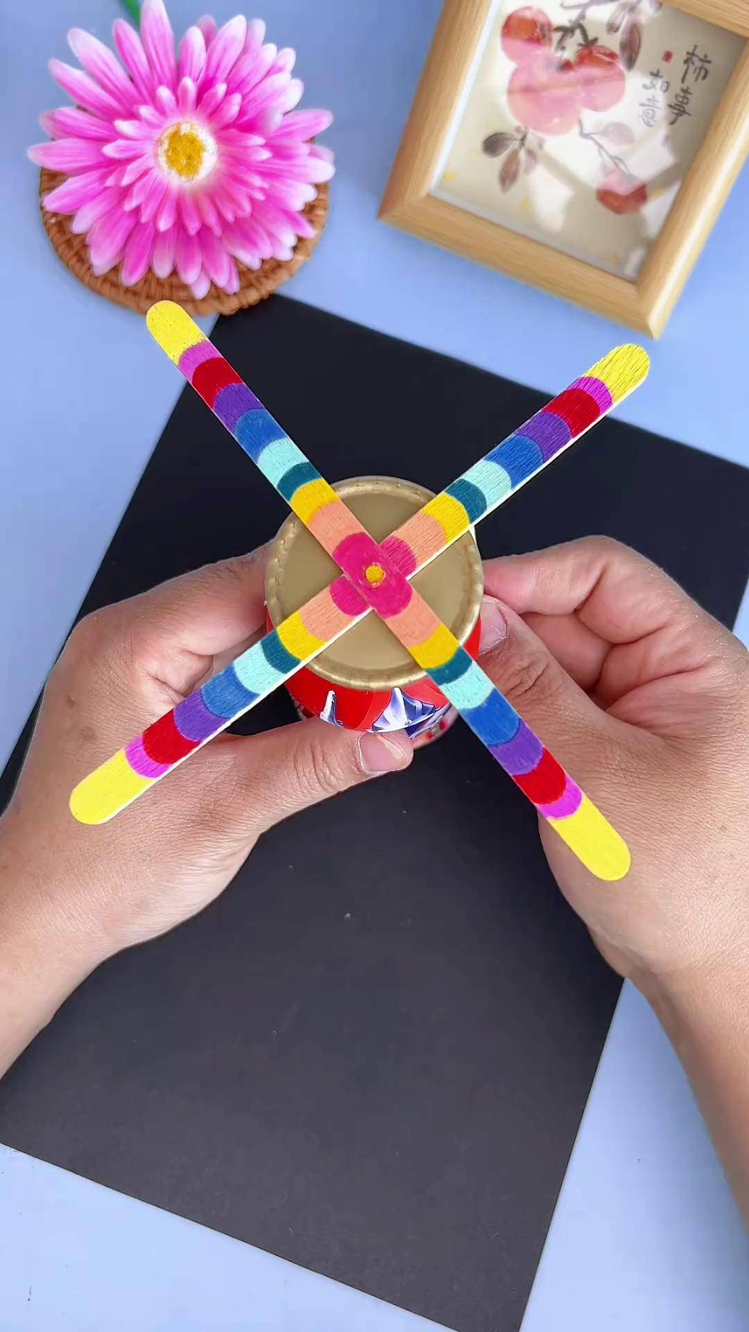 喝完饮料的塑料瓶不要扔哦,拿来陪孩子一起做个好玩的拉线风车!