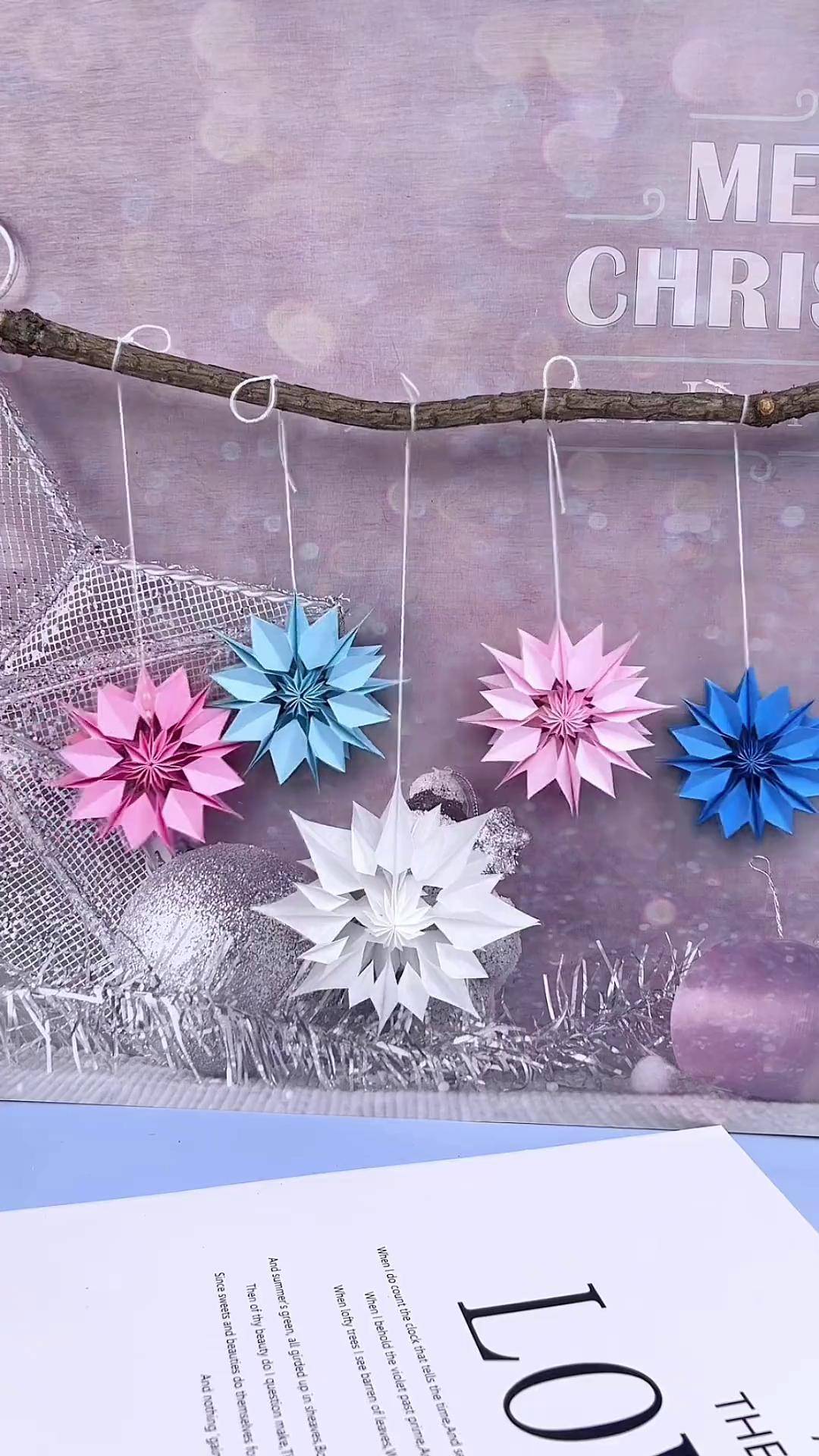 用彩色手工纸做好看的立体雪花挂饰,用来装饰房间也很漂亮呢!