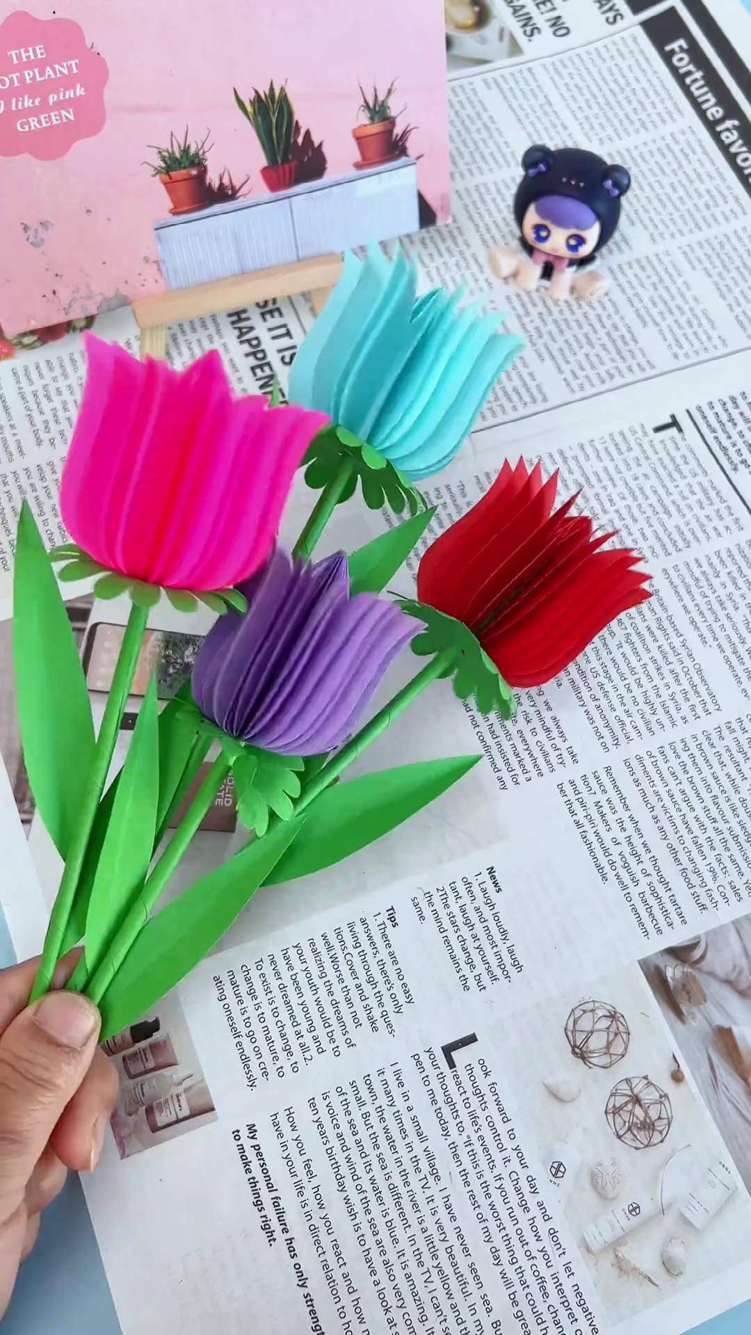 三八妇女节马上就要到了,用彩色手工纸做一束美美的郁金香送给你的