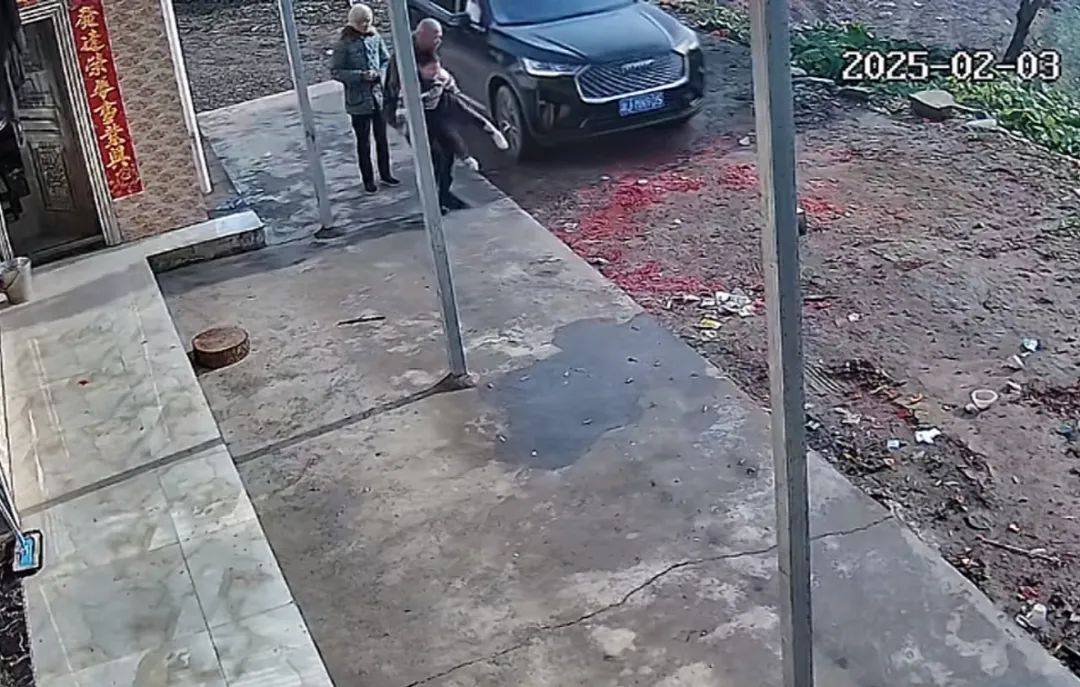 im电竞下载“绷不住了”一组监控意外爆火网友直呼泪目(图3)