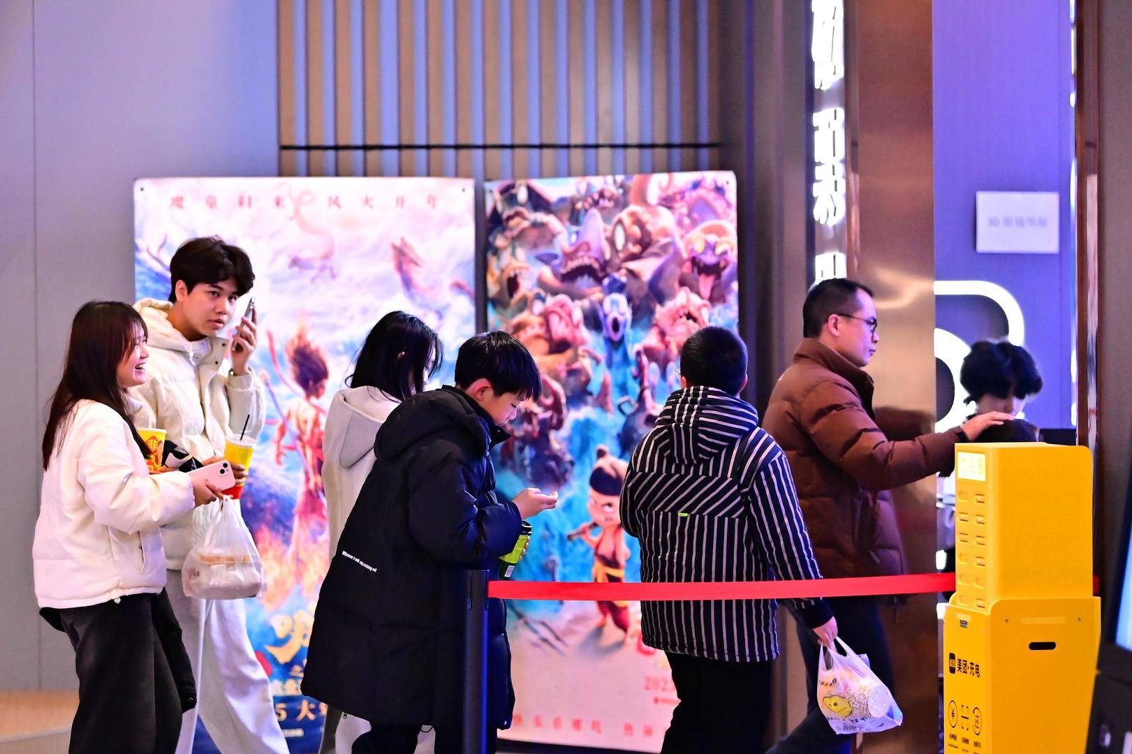 《哪吒2》爆火下的县城影院春节档：爆米花原料要借，3D眼镜厂断货 -华闻时空