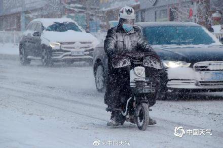 山東威海降雪繼續(xù) 天地銀白仿佛進(jìn)入“冰河世紀(jì)”