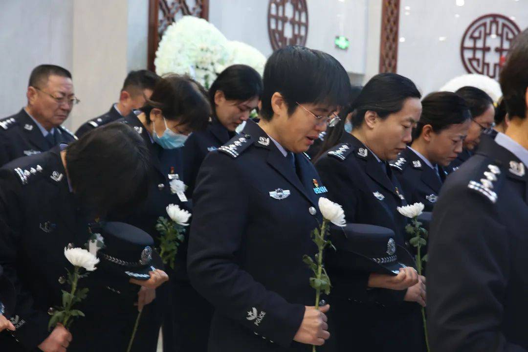 突傳噩耗，山東一交警大年初九因公犧牲，遭遇犯罪嫌疑人駕車(chē)沖撞，重傷后搶救無(wú)效