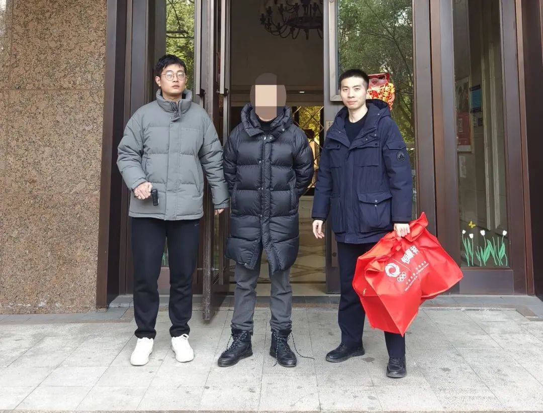 出租屋里惊现神秘男子人在老家的女主人看监控威客电竞下载急了：这谁啊？(图3)