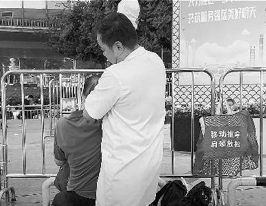新加坡记者体验深圳街头按摩_生计_顾客_地摊