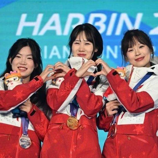 哈尔滨亚冬会自由式滑雪女子大跳台:中国队包揽金银铜牌_刘梦婷_杨如意_韩林杉