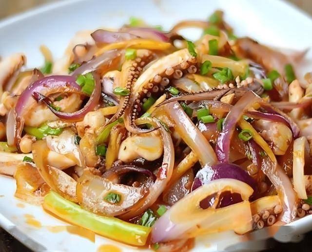 家常菜品烹饪指南：鱿鱼、苦瓜、油麦菜、莴笋的美味变身 厨房新手必看：洋葱炒鱿鱼、苦瓜炒鸡蛋等做法
