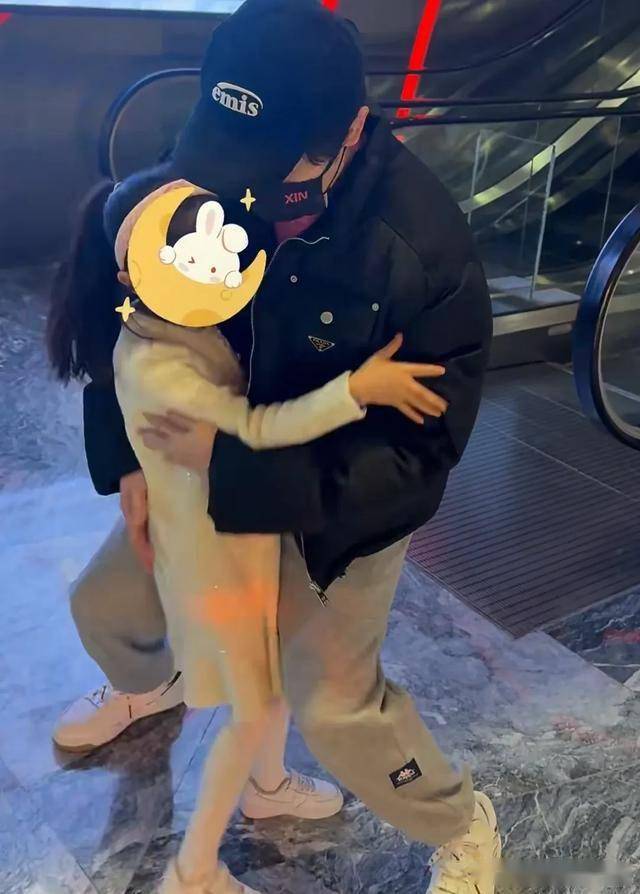 颖儿付辛博全家出动 澳门庆祝女儿7岁生辰