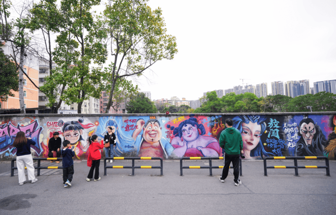 《哪吒2》大型涂鸦墙火到家门口,深圳人"墙"势围观