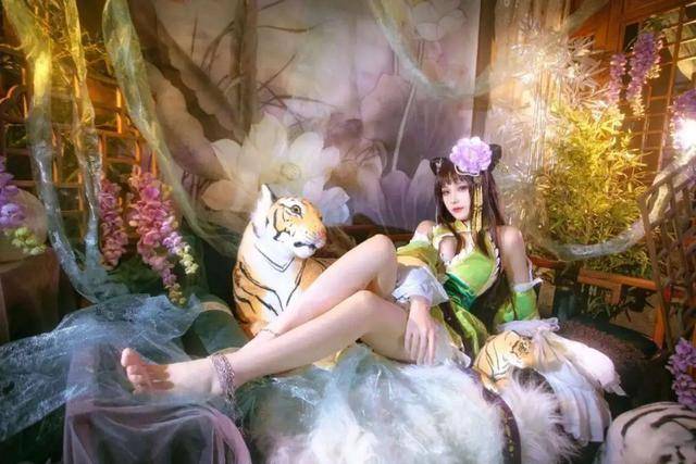 三国杀:美女cos孙鲁班,顶级玉足美腿,不亏是洗脚城出来的!