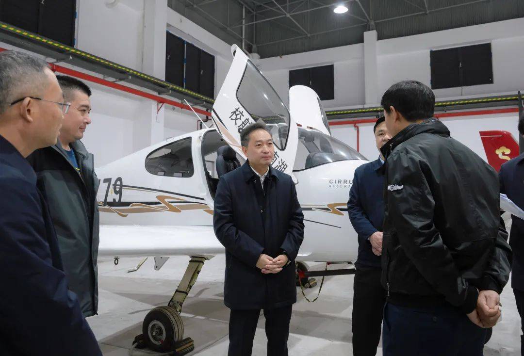 吴巨培先后来到北湖机场通航基地,郴州西站低空旅游直升机起降点,调研