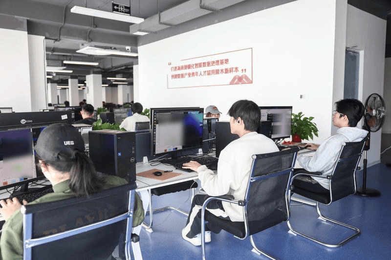 数据标注师正在工作。图片来源：新华社“在训练机器人大模型过程当中，